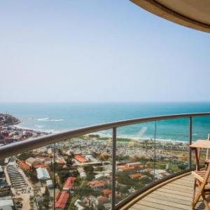 FeelHome - Magical Sea View Apartment with Pool Gym Parking in Tel Aviv