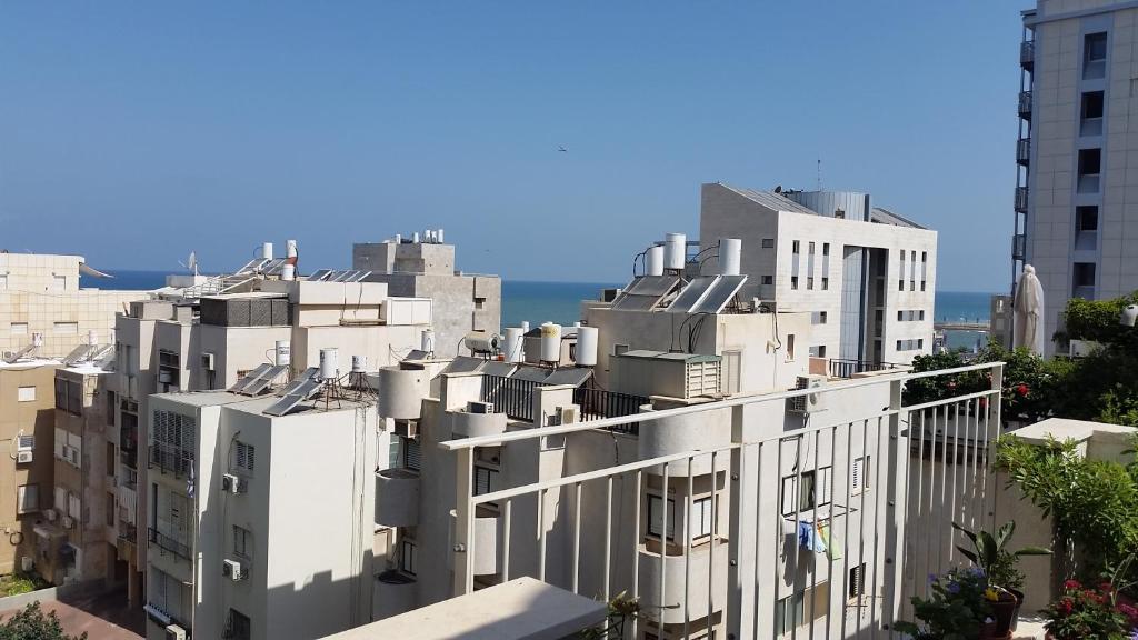 Tel Aviv Roof Apartment - image 2