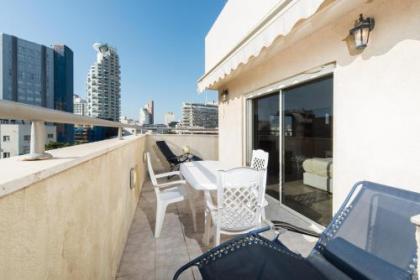 Luxury Duplex Apt w/ Balcony by Sea N' Rent - image 9
