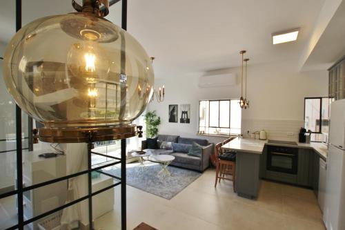BEAUTIFUL 2 BEDROOMS APARTMENT WITH BALCONY -CENTRAL TLV 3 MIN TO THE BEACH - image 3