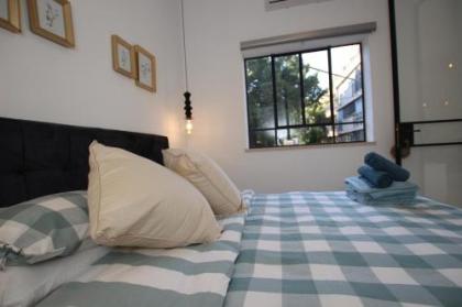 BEAUTIFUL 2 BEDROOMS APARTMENT WITH BALCONY -CENTRAL TLV 3 MIN TO THE BEACH - image 5