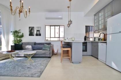 BEAUTIFUL 2 BEDROOMS APARTMENT WITH BALCONY -CENTRAL TLV 3 MIN TO THE BEACH - image 7