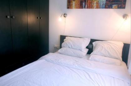 Ben Yehuda Sunny Apartment with balcony - image 5