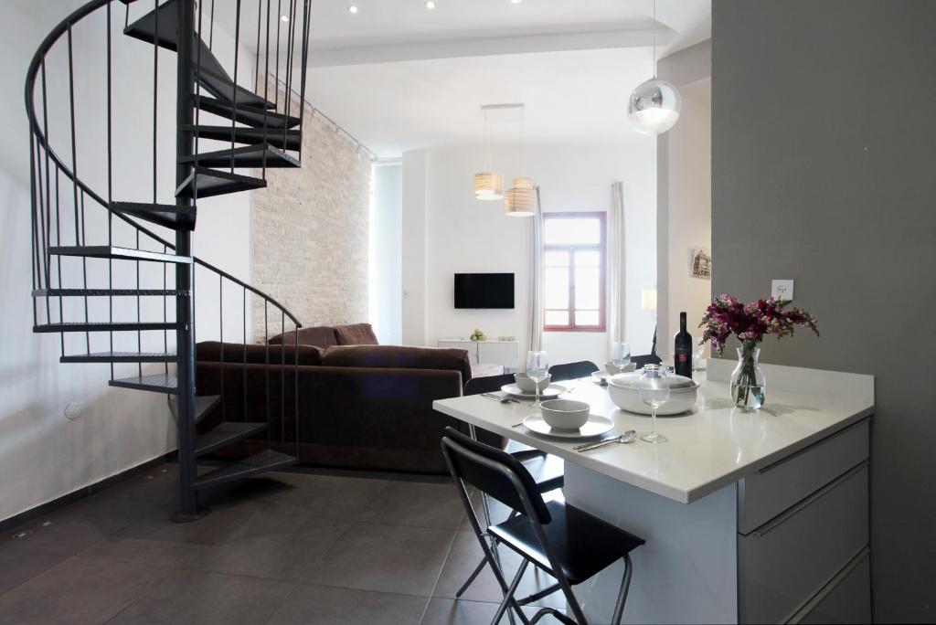 Duplex Penthouse At Olei Zion Street By Holiday-Rentals - image 4