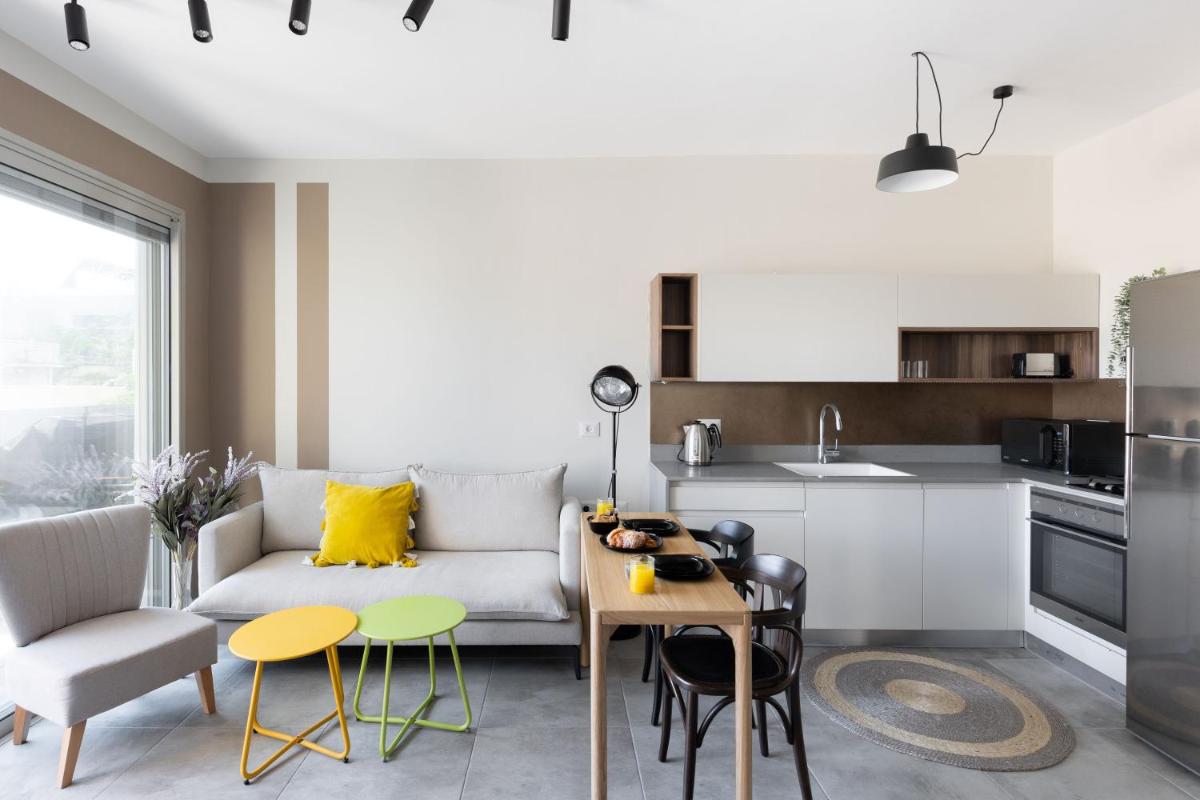 Bright & Chic Apartment with Mamad in the City by Sea N' Rent - image 6
