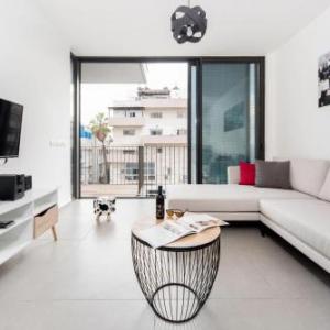 City Living Apartment w Parking  Balcony by Sea N Rent