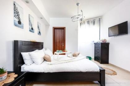 Stunning 2BR Apt w Balcony in City Center by Sea N' Rent - image 13