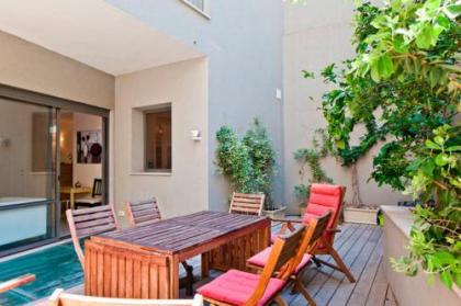 Elegant Duplex with XL Patio by FeelHome - image 1