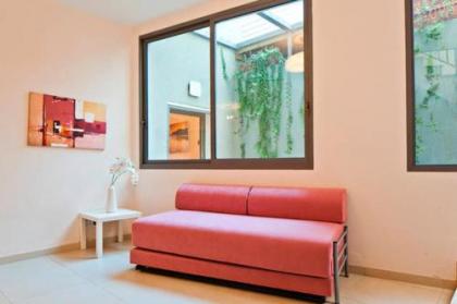 Elegant Duplex with XL Patio by FeelHome - image 3