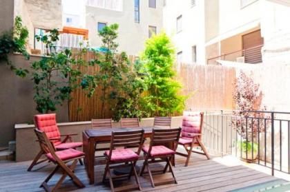 Elegant Duplex with XL Patio by FeelHome - image 4