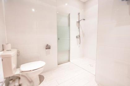 Central Laguardia Hotel - image 24
