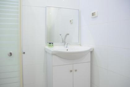 Central Laguardia Hotel - image 30