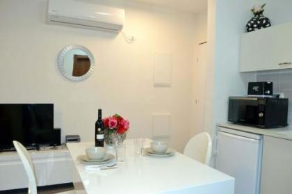 Classic 1BR in City Center near Beach by FeelHome - image 14