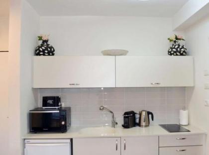 Classic 1BR in City Center near Beach by FeelHome - image 17