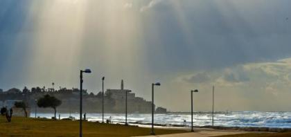 Luxury Apts 5-min Walk to Gordon Beach by Sea N' Rent - image 9
