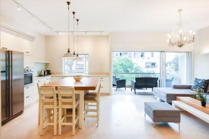Tiny Bubbles by HolyGuest Tel Aviv 