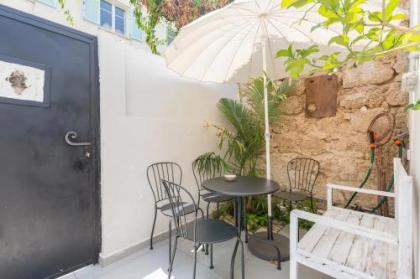 Stylish 2BR Apt w Private Garden in Prime Location by Sea N' Rent - image 16