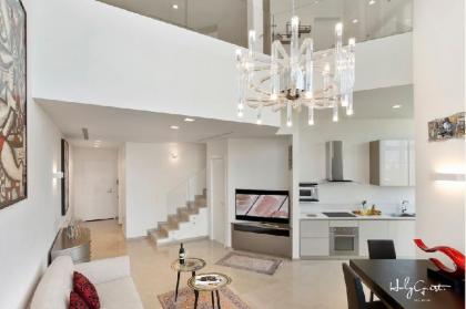 Deluxe Loft 2BR in White City by HolyGuest - image 11