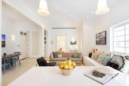 Spacious 3-BR Apartment by HolyGuest - image 22