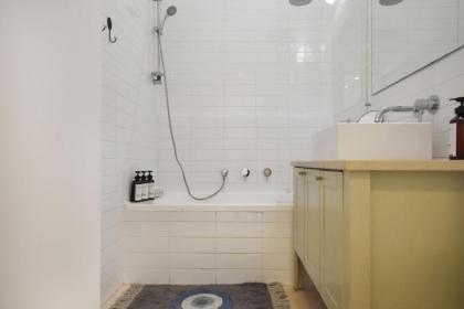 Spacious 3-BR Apartment by HolyGuest - image 28