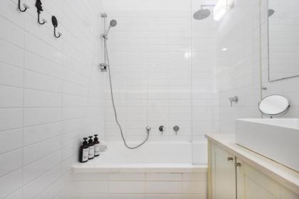 Spacious 3-BR Apartment by HolyGuest - image 29