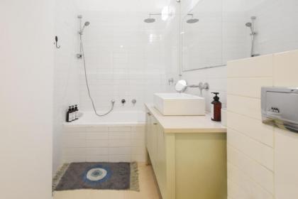Spacious 3-BR Apartment by HolyGuest - image 30