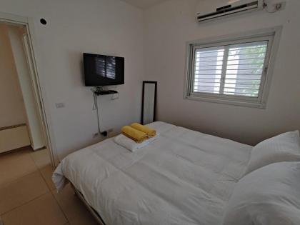 2BDR Holiday Home by Mezizim Beach and TLV Port! - image 15