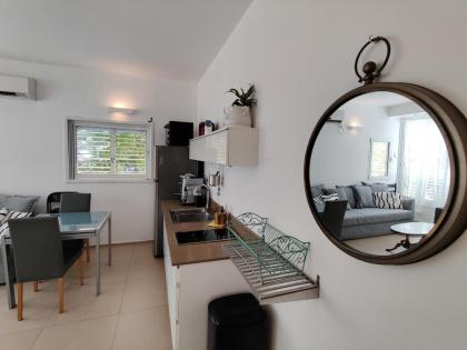 2BDR Holiday Home by Mezizim Beach and TLV Port! - image 21