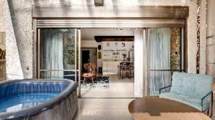 Hilton beachfront flat up to 6 with a jacuzzi Tel Aviv 