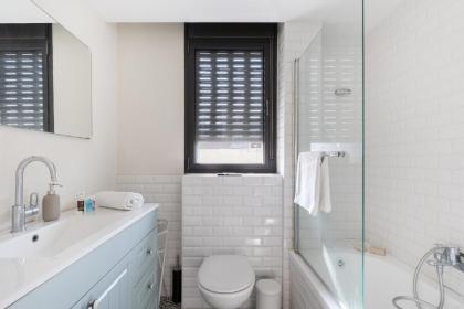 Elegant Apartment w Balcony & Mamad in Heart of Tel Aviv by Sea N' Rent - image 24