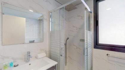 Cozy Ben Yehuda 2BR behind the beach by HolyGuest - image 9