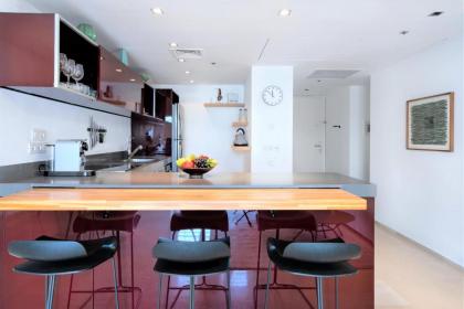 Relaxing 2 BR Apt w Parking Near Nahalat Binyamin by Sea N' Rent - image 21