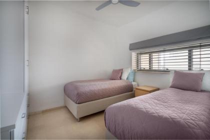 Relaxing 2 BR Apt w Parking Near Nahalat Binyamin by Sea N' Rent - image 24