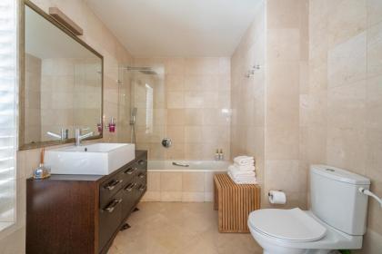 Relaxing 2 BR Apt w Parking Near Nahalat Binyamin by Sea N' Rent - image 25
