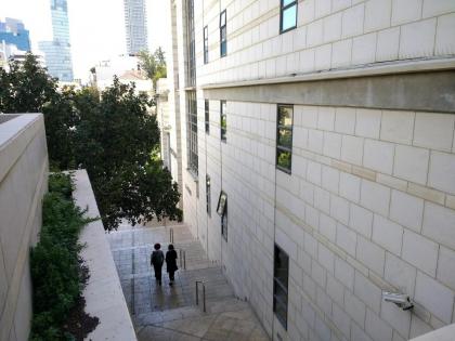 Relaxing 2 BR Apt w Parking Near Nahalat Binyamin by Sea N' Rent - image 26