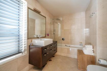 Relaxing 2 BR Apt w Parking Near Nahalat Binyamin by Sea N' Rent - image 29