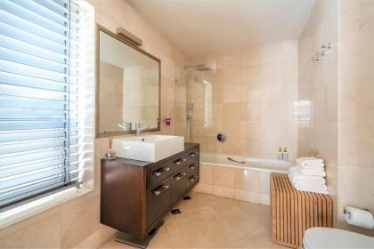 Relaxing 2 BR Apt w Parking Near Nahalat Binyamin by Sea N' Rent - image 30