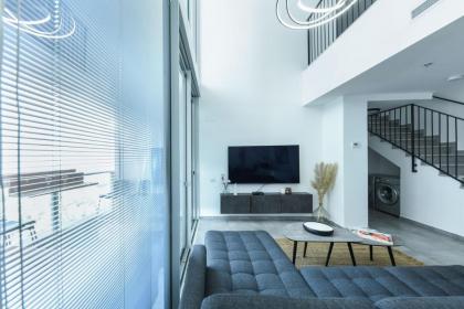 Spacious 3BR Duplex w Balcony in City Center by Sea N' Rent - image 22