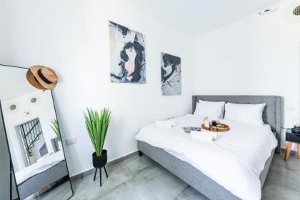 Spacious 3BR Duplex w Balcony in City Center by Sea N' Rent - image 26