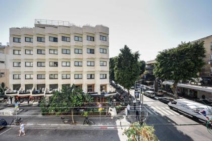 Stylish 3BR Apt w Balcony 5 min Walk from Beach by Sea N' Rent - image 12
