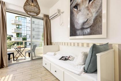 Stylish 3BR Apt w Balcony 5 min Walk from Beach by Sea N' Rent - image 15