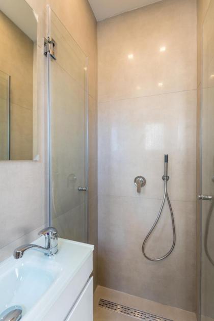 3 Bedroom with parking terrace and close beach - image 21