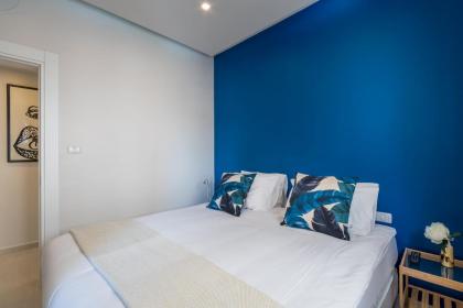 3 Bedroom with parking terrace and close beach - image 22