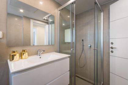 3 Bedroom with parking terrace and close beach - image 25