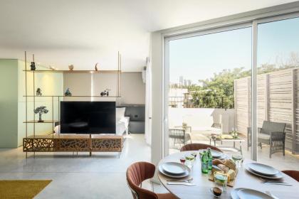 Modern Studio Apt w Balcony in Heart of Tel Aviv by Sea N' Rent
