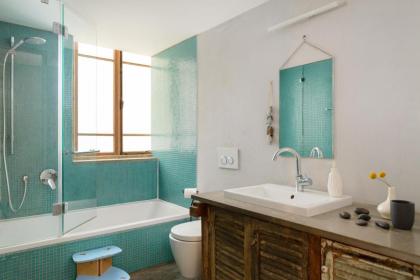 Fantastic apt in TLV center steps from the beach - image 26