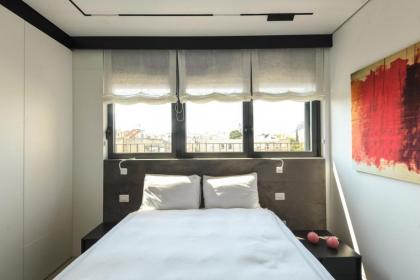 Modern and Vibrant 2BR apartment with Private Balcony by Sea N' Rent - image 22