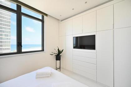 Luxurious 3BR Penthouse with Jacuzzi by HolyGuest - image 22