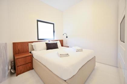Luxurious 3BR Penthouse with Jacuzzi by HolyGuest - image 25