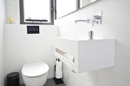 Luxurious 3BR Penthouse with Jacuzzi by HolyGuest - image 27